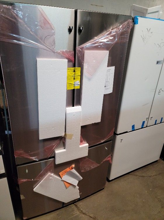 🚨 New GE - 27.0 Cu. Ft. French Door Refrigerator with Internal Water Dispenser - SS GNE27JYMFS