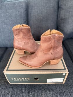 Woman’s Tecovas Size 8