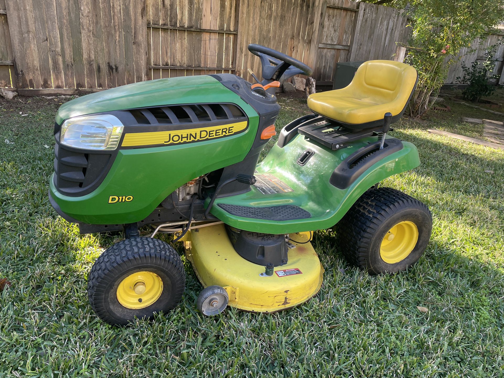 John Deere 42” Riding Lawn Mower D110