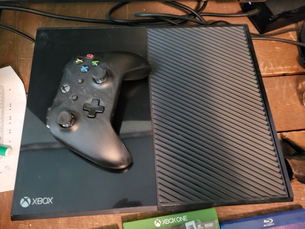 Xbox ONE with Wireless Controller And Two Games