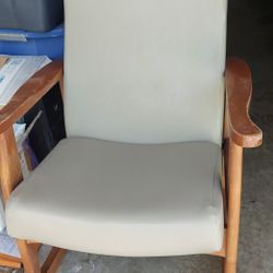 COMFORTABLE ROCKING CHAIR 