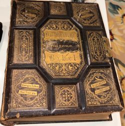 This is an antique German-language "Familien-Bibel" (Family Bible) published by the National Publikations-Gesellschaft and Gebrüder Jones and Comp.The