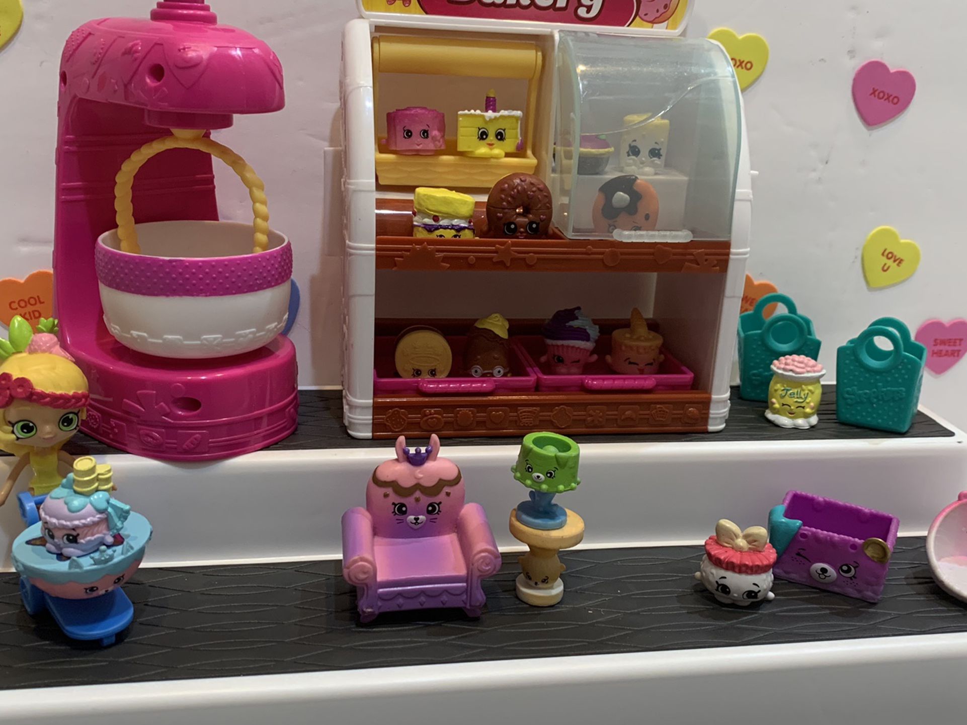 SHOPKINS BAKERY WITH MIXER! 14 Shopkins, Doll, Food Cart, Chair Table Lamp4 Baskets, Trays Are Removable