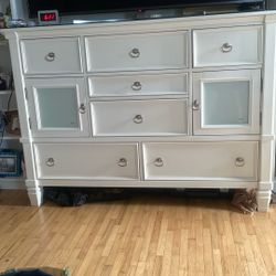 Mueble Para Ropa Con Dos Puertas, Cada Puerta Tiene Dos Espacios Adentro Y Siete Cajones