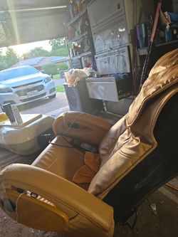 Bellagio foot spa and leather massage chair  leather.  Handles on chair lil  used but it works.