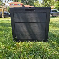 35-Gallon Resin Deck Storage Box - Weatherproof Outdoor Patio Organizer