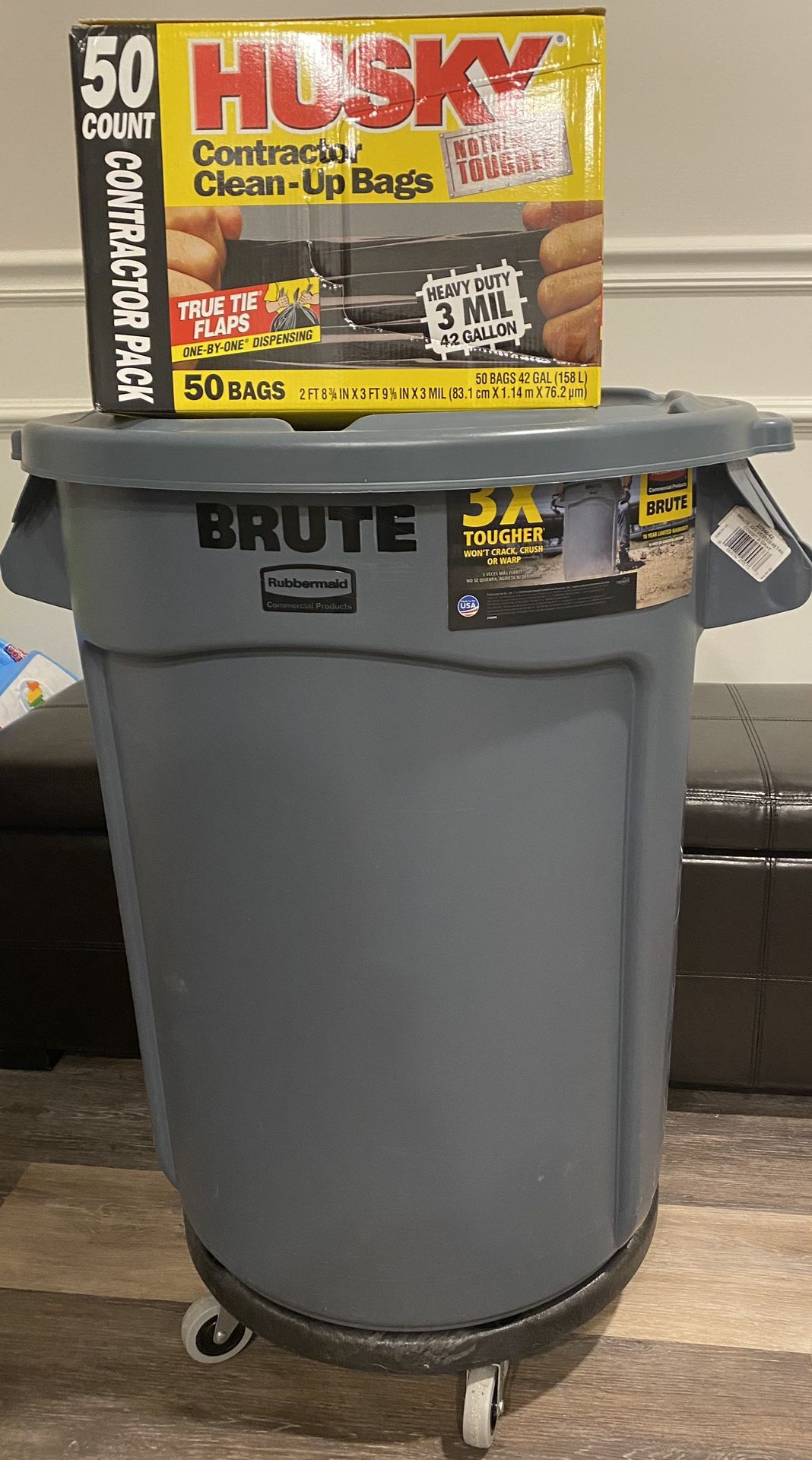 Rubbermaid 32 Gallon Trash Can With Lid, Wheels And Trash Bags