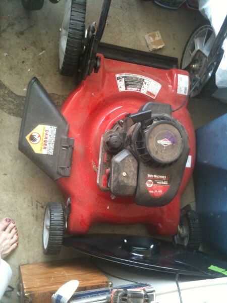 LIKE NEW YARD MACHINE, BRIGGS and STRATTON LAWN MOWER, 22 INCH. 158 CC