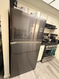Samsung 21 cu. ft. Top Freezer Refrigerator with FlexZone™ in Black Stainless Stee