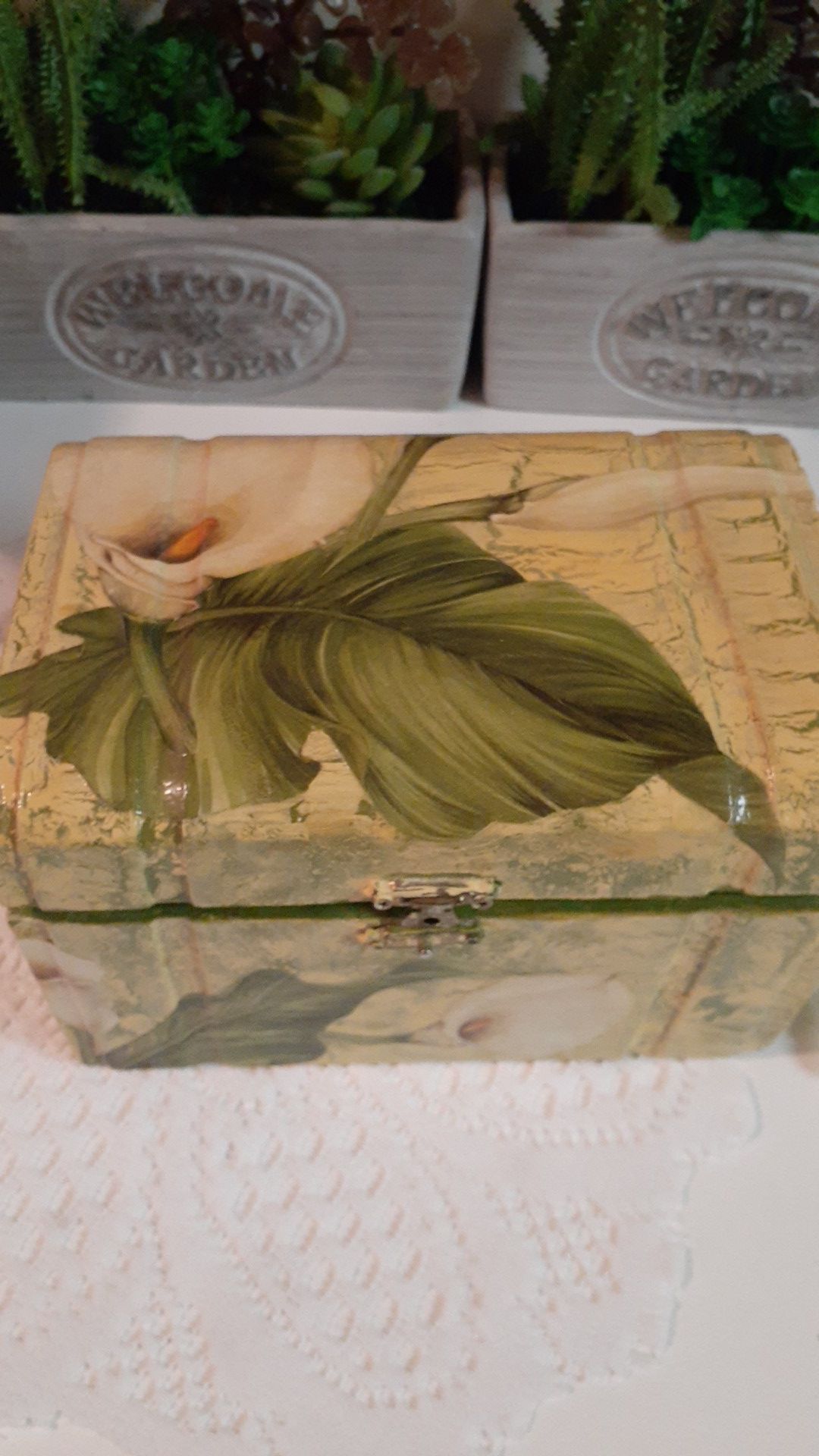 Small box with flowers