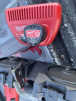 Sierra 12 V Con Pila Y Cargador No Trae La Navaja 