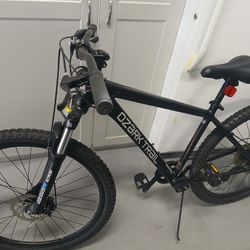 Clean Ozark Trail Mountain Bike – Disc Brakes – Ready to Ride
