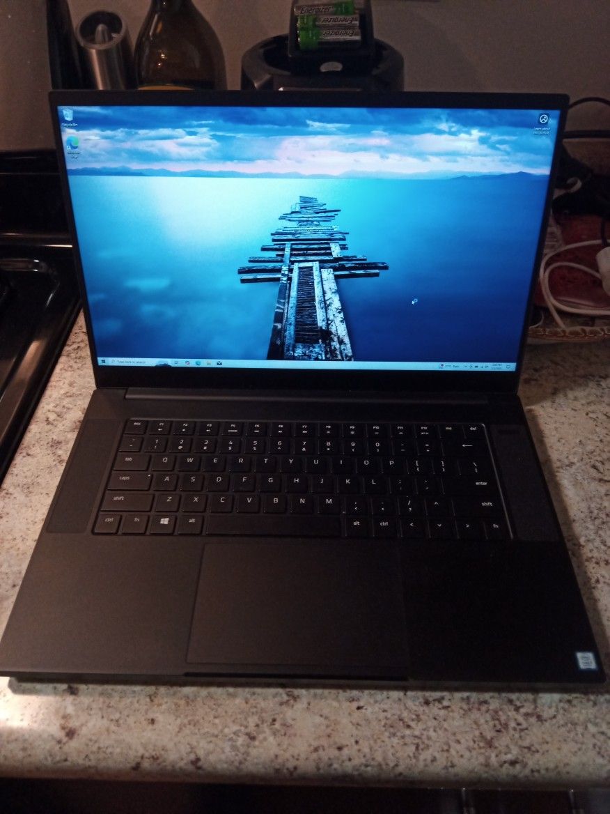 Razer Blade 15 2018 Base Intel i7-8750H CPU, NVIDIA GeForce GTX 1060 with Max-Q