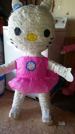 Hello kitty piñata