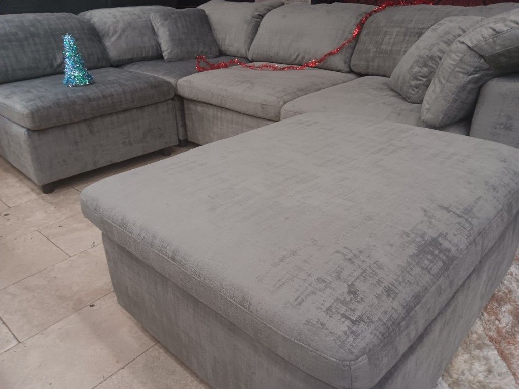 *Black Friday Now!!!*---Floating Lima Fabric Sectional Sofa W/Ottoman---Now $899!!!---Delivery/$10 Down Financing🫡