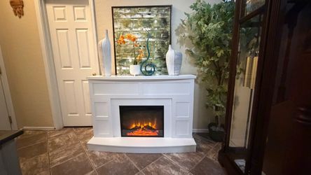 Beautiful white mantel fireplace/tv stand in excellent condition