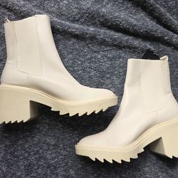 NWT Forever 21 LUGG Cream Chunky Ankle Boots SZ 7, NEVER WORN, Perfect Condition