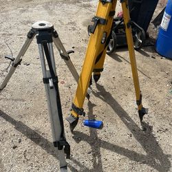 Surveyor tripod