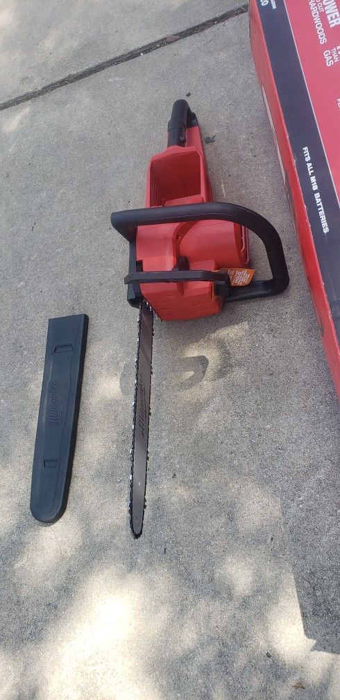 MILWAUKEE RECHARGABLE CHAINSAW 