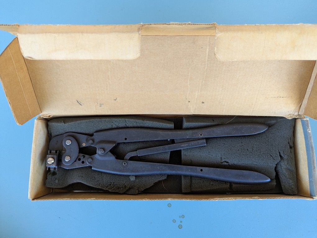 AMP 90123-2 Single Action Hand Tool Crimper 24 - 18 Type F Contacts