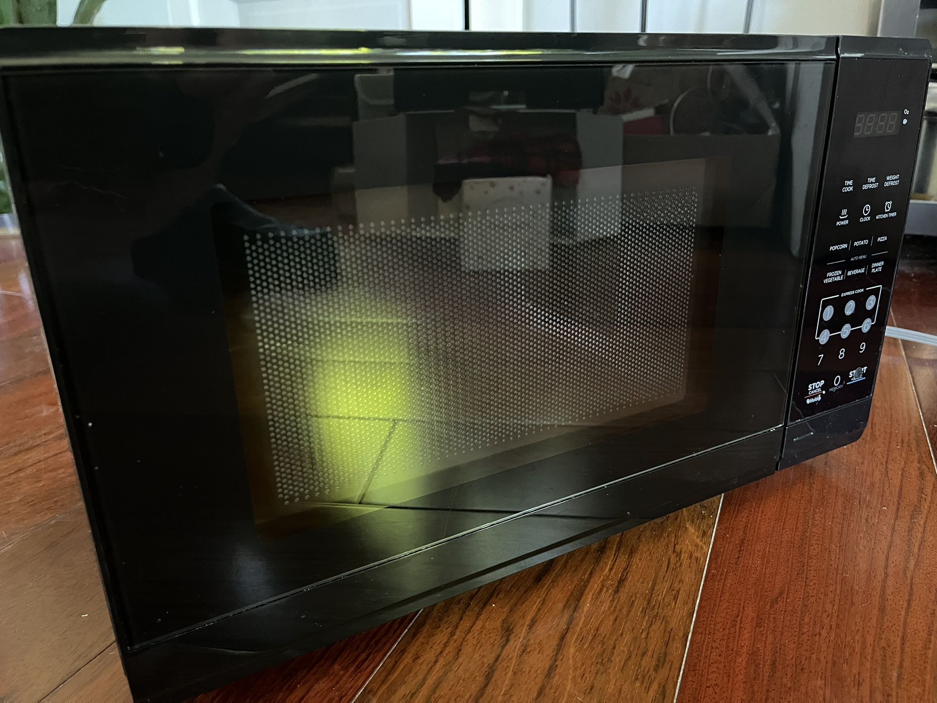 Microwave - Mainstays 0.7 Cu ft 700 Watt (Like NEW)