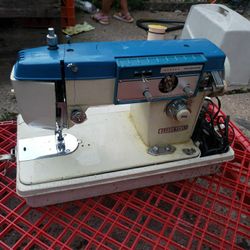 Vintage Dressmaker Zig Zag Deluxe Sewing Machine model 560 w/ Case & foot pedal