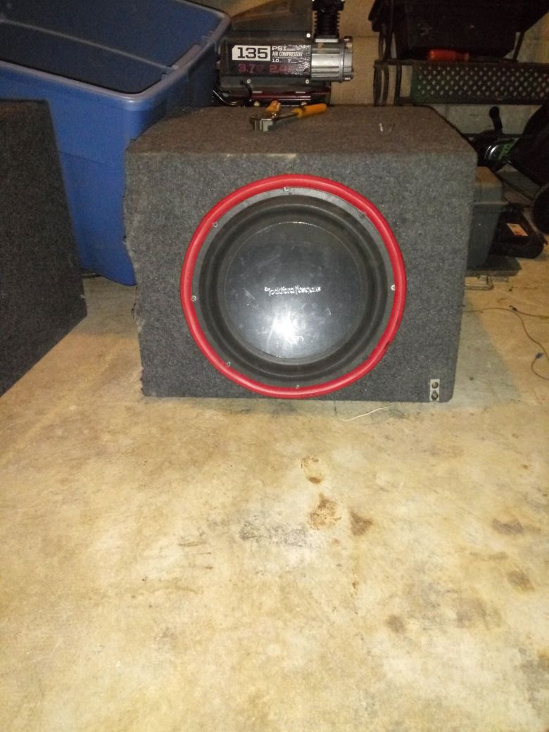 Very nice an like new four 12s an one 15 in subwoofer