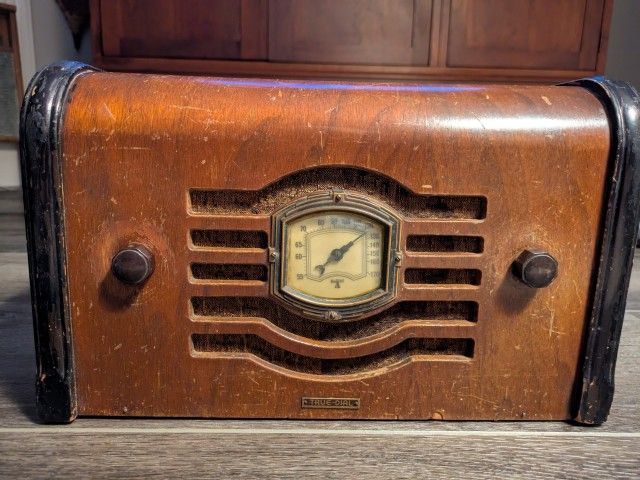 Mission Bell True Dial model 46 vintage collectible tube radio. Worked last week when I tested it, you are welcome to try it out to confirm.