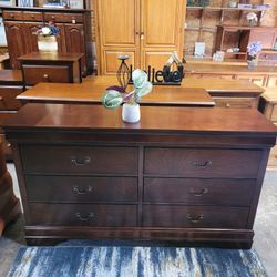 BEAUTIFUL DRESSER 