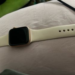 Rose gold Apple Watch Series 5 GPS And Portable Charger 