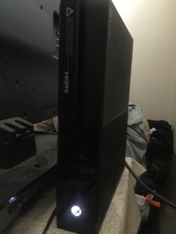 Great condition 500gb Xbox one w/2controllers, headset and games for sale