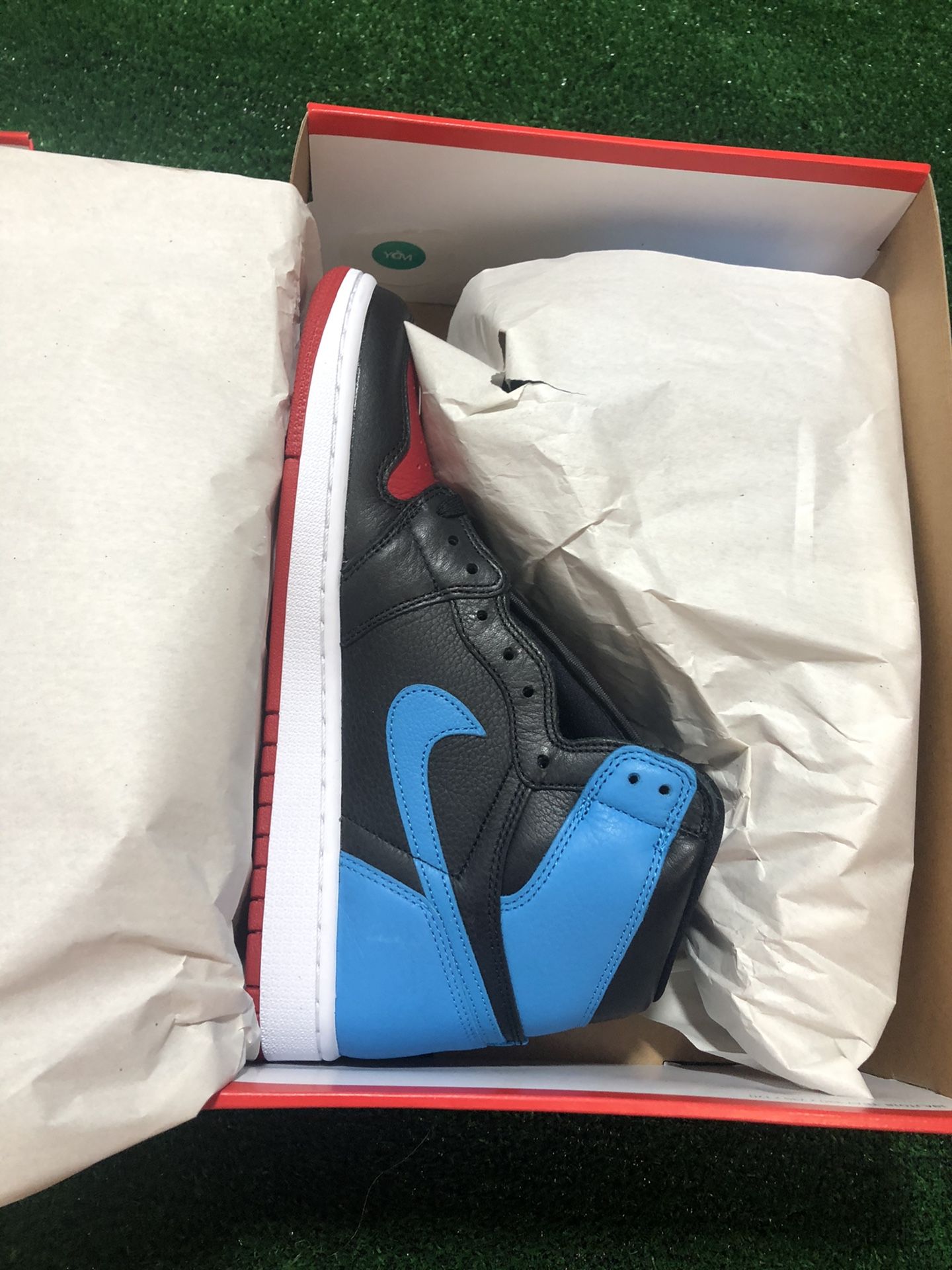 AIR JORDAN 1 RETRO HIGH OG WMNS UNC TO CHICAGO SIZE 9 men’s 10.5 women’s with Nike receipt