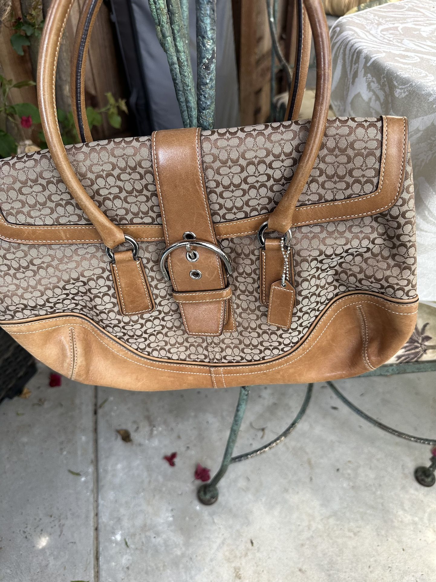 COACH HANDBAG LEATHER AND MATERIAL