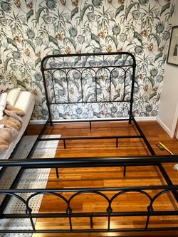 QUEEN METAL BED FRAME