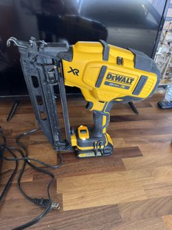 DEWALT 20V MAX XR Lithium-Ion Electric Cordless 16-Gauge Angled Finishing Nailer,battery charger and bag sims new