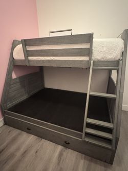 Beautiful Full/Twin Bunk Bed with Dresser & Mattress – In Great Condition!