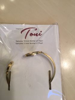 Gold tone metal mother of pearl braclet
