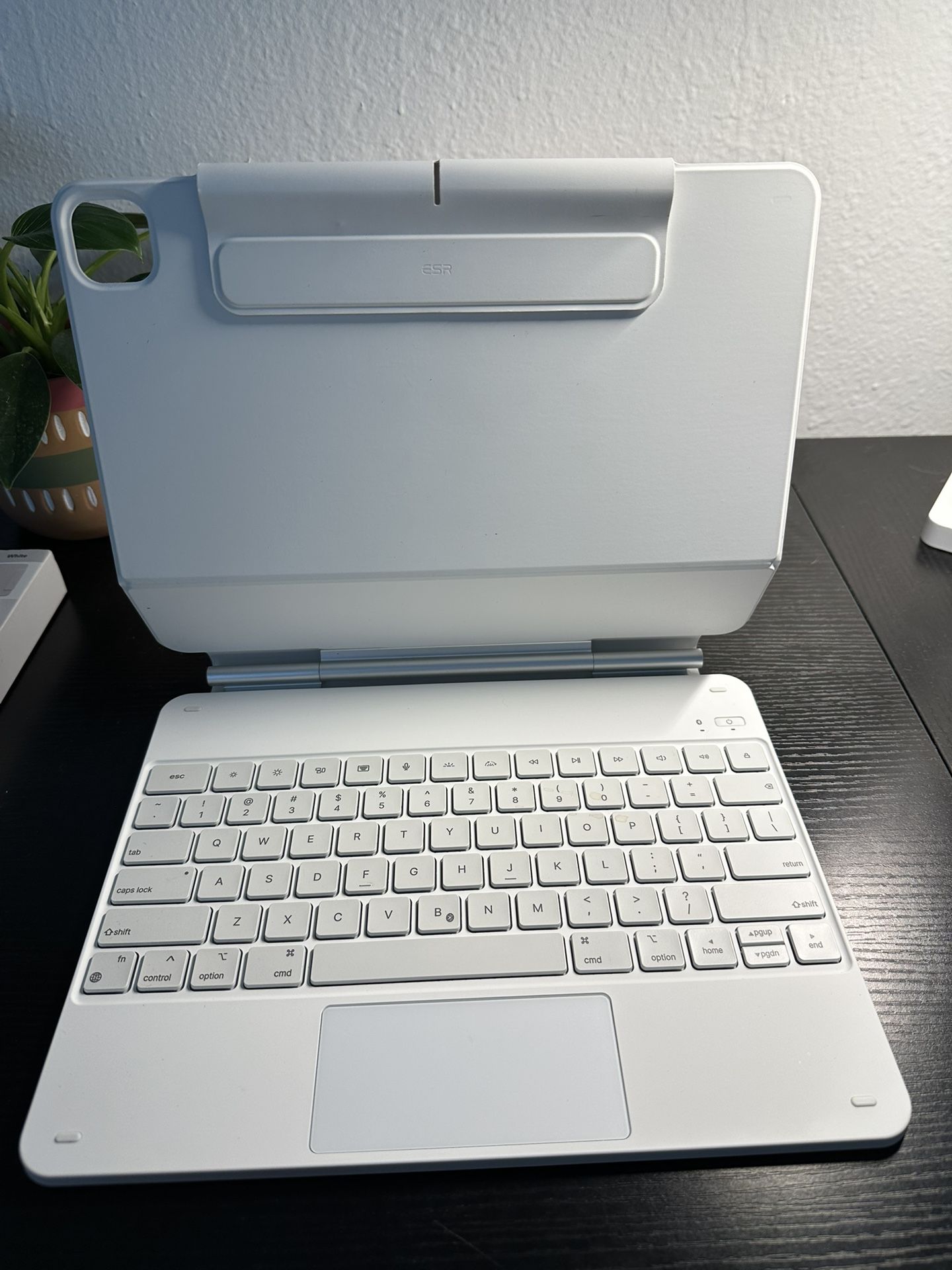 ESR Magnetic Keyboard Case 360 White fits IPad Pro
