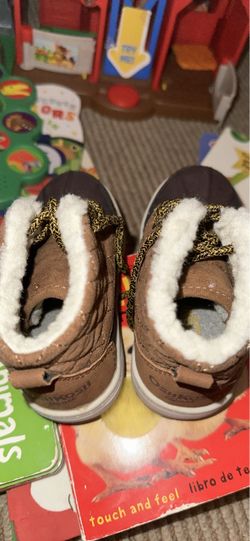 Snow boots