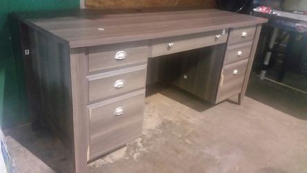 Brand new sauder executive desk some cosmetic damage as shown