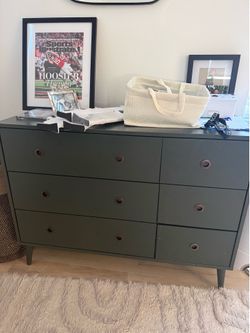 Kids dresser (1 drawer broken)