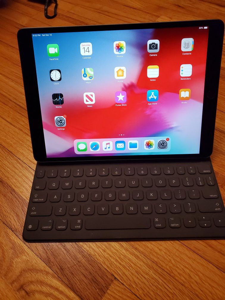 iPad Air 3 10.5 bluetooth + cellular 256g b with keyboard
