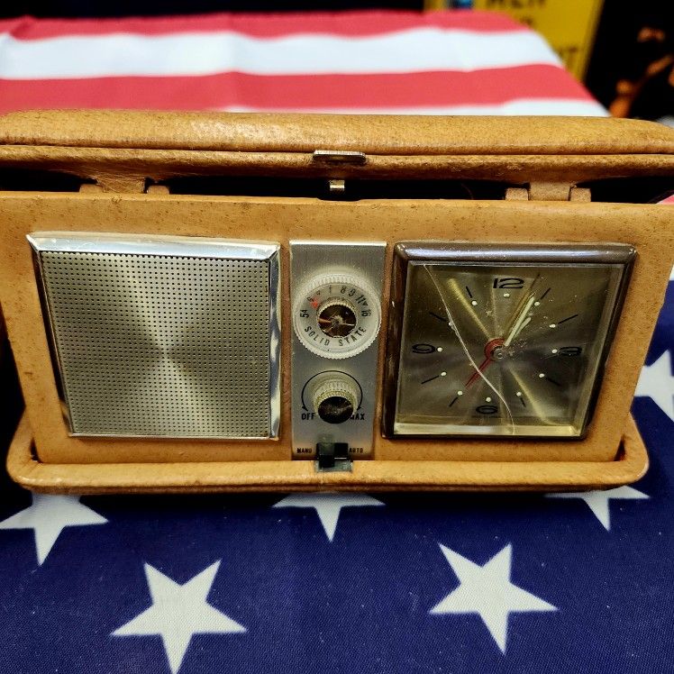 Vintage AFCO Transistor Travel Clock Radio Model TCR main image 2