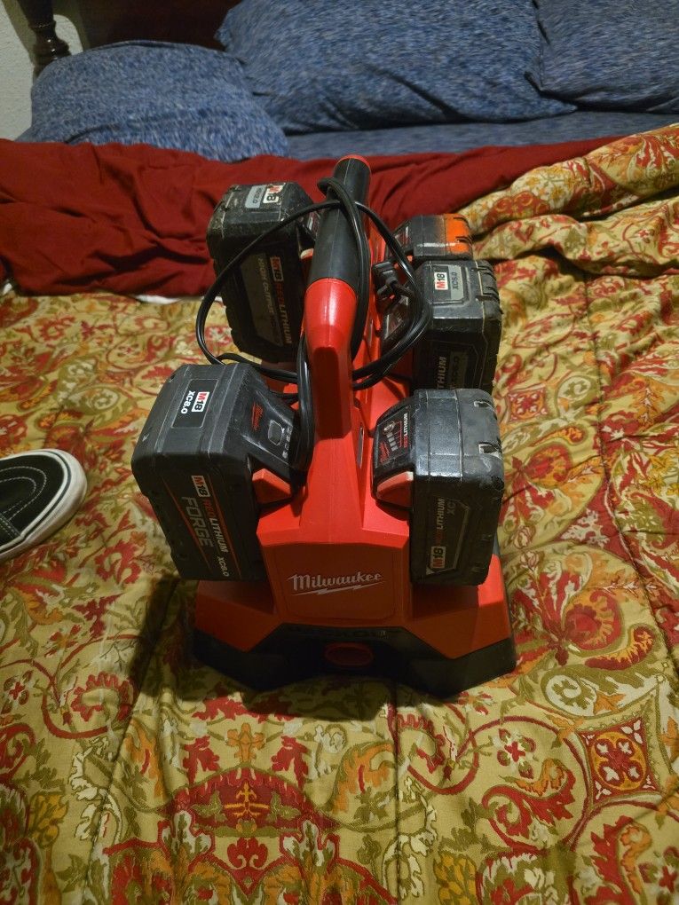 M18 6 Battery Rapid Charger +5 Batteries