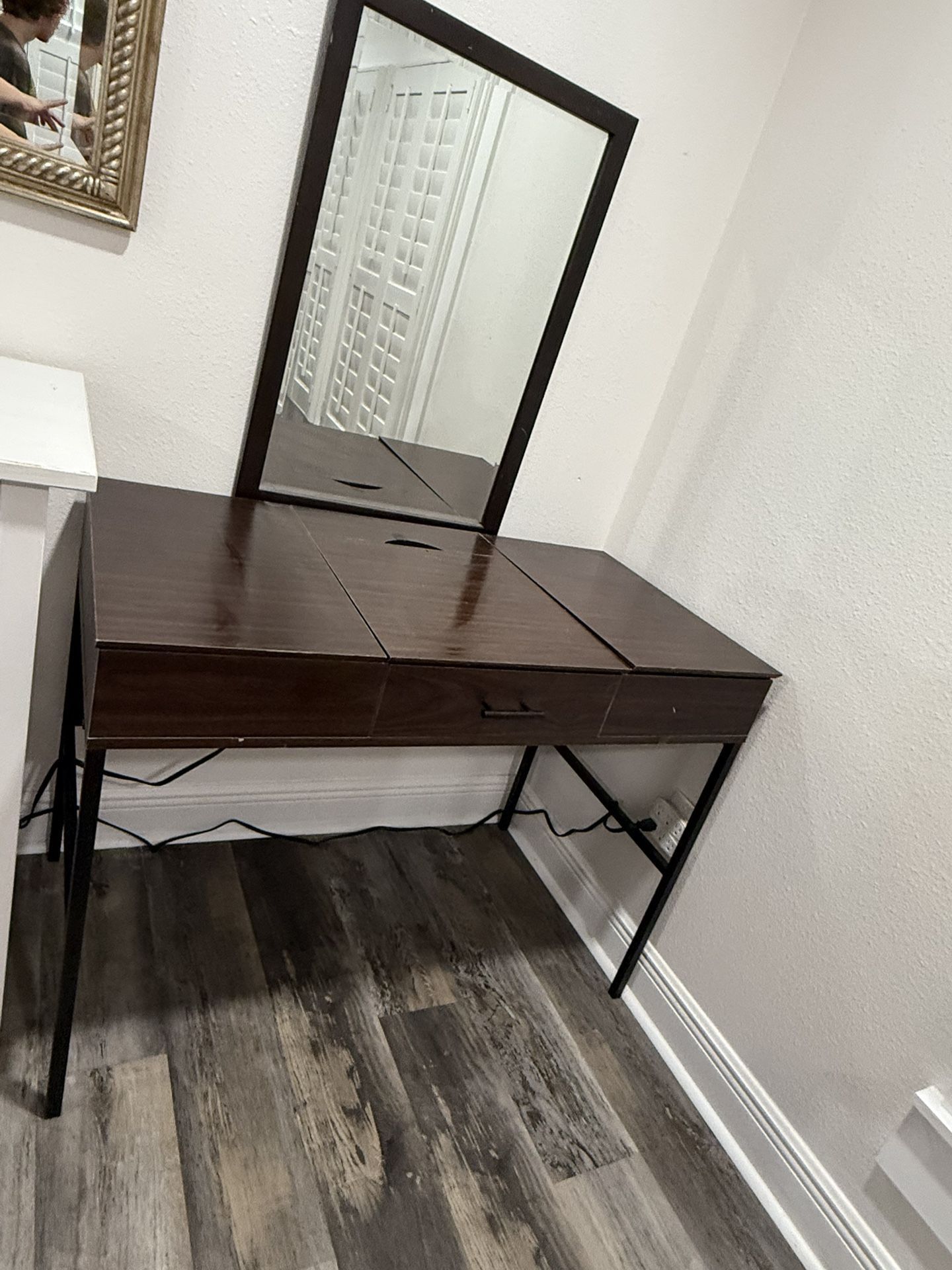 β¨ Flip-Top Vanity Desk w/ Built-In Outlets & Mirror β Like New! β¨