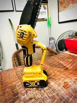 Mini Dewalt Chainsaw w 20V battery