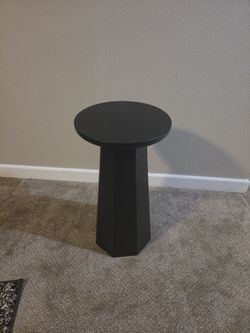 Black Round Pedestal Side Table