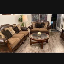 Couches With 2 Lamps And Coffee table