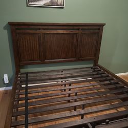 King Bed With Storage/ 2x night Stand/ Dresser And Mirror 