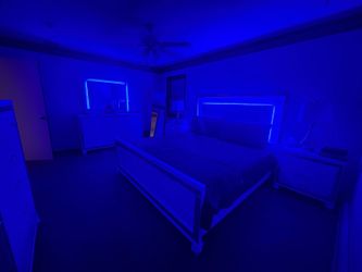 Bed with dresser and mirror and nightstand! Todo barato